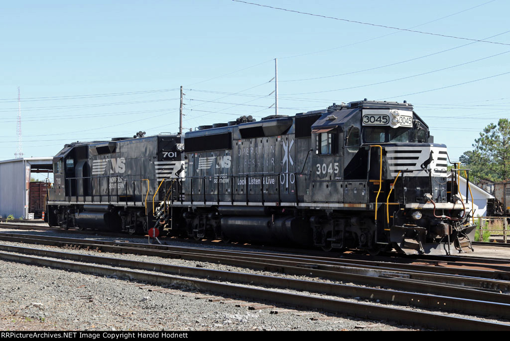 NS 3045 & 701 in Glenwood Yard